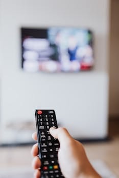 MAG boks IPTV med fjernkontroll tilkoblet TV