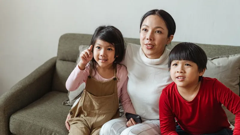 Norsk familie nyter IPTV underholdning i stua