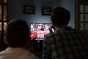IPTV Norge 2026 – norsk familie nyter streaming på Smart TV med Nordic IPTV