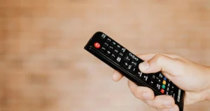 MAG boks IPTV med fjernkontroll og TV-kanaler